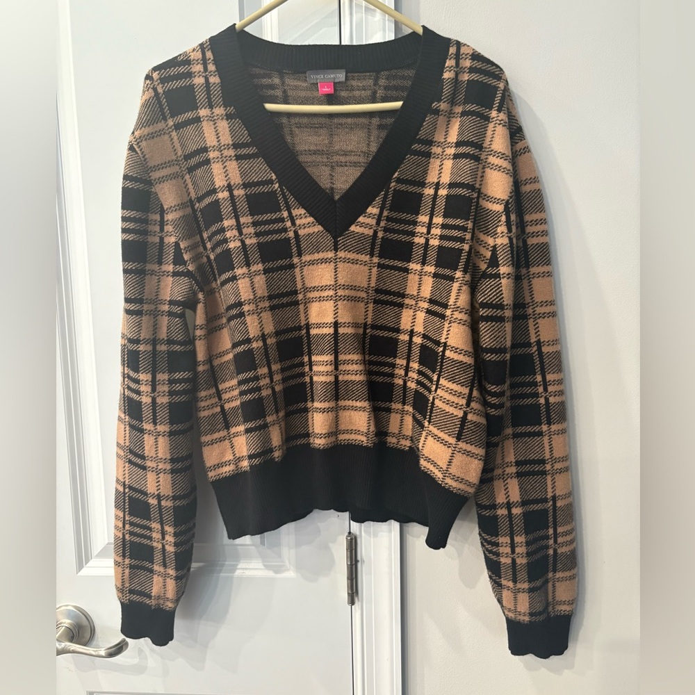 Vince Camuto Black and Tan V-Neck cropped Sweater